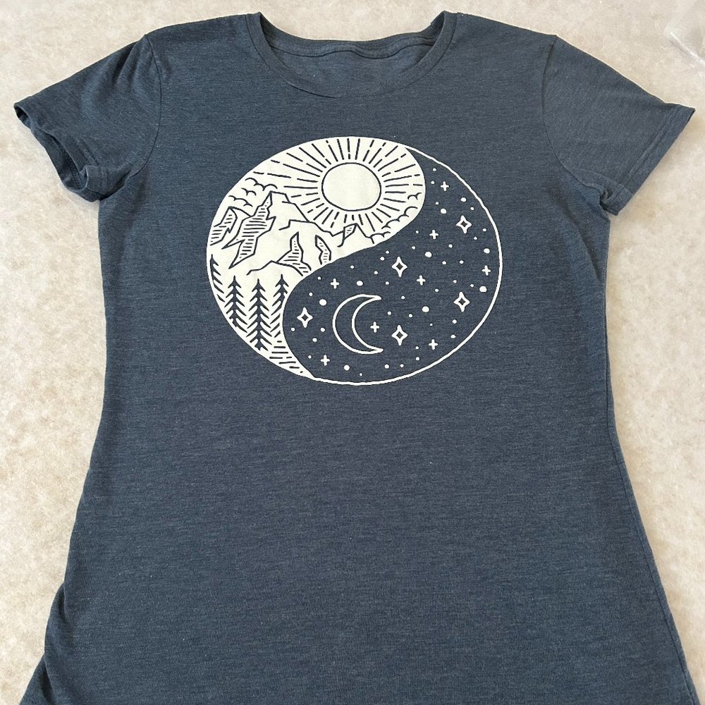 Women's Short Sleeve Heathered Blue Yin Yang Day Night T-Shirt Size Small